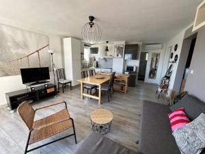TV a/nebo společenská místnost v ubytování Appartement de l'oursinière 4/6 pers vue mer