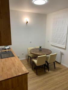 een keuken met een tafel en stoelen in een kamer bij Apartment in Lublin