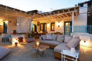 un soggiorno con divano su un patio di Triantaros Artful Houses a Triandáros