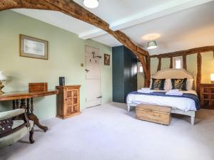 1 dormitorio con 1 cama con marco de madera en The Bridewell en Woodbridge