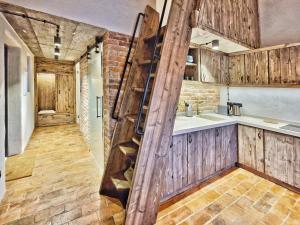 kuchnia z drewnianymi ścianami i schody w pokoju w obiekcie DomkiTomki w mieście Biskupice