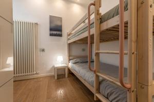 1 dormitorio con 2 literas en una habitación en [Exclusive-LakeView] Bella Vista Orta, en Omegna