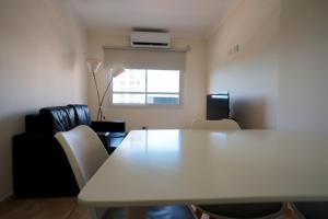Regia Apartamentos Posadas的休息区