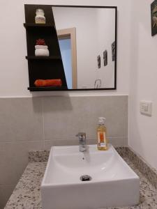 a white sink in a bathroom with a mirror at Departamento confortable en Quito in Quito
