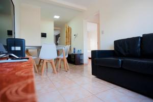 Regia Apartamentos Posadas的休息区