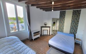 sypialnia z łóżkiem i kominkiem w obiekcie Gite de la Fontaine w mieście La Bazouge-des-Alleux