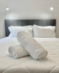 Postel nebo postele na pokoji v ubytování Trinity Suites