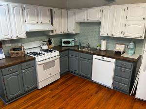 Saint Leonard的住宿－Hickory House on the Chesapeake Bay!，厨房配有白色橱柜和白色炉灶烤箱。