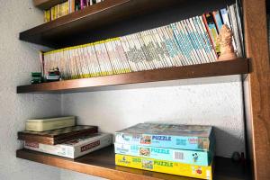 een boekenplank gevuld met veel boeken bij Caldo appartamento vicino a Bormio + wifi + garage in Santa Caterina Valfurva