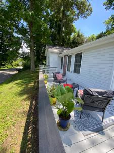 una veranda anteriore con panchina e alcune piante di Hickory House on the Chesapeake Bay! a Saint Leonard