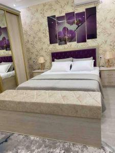 um quarto com uma cama grande e duas mesas com candeeiros em Luxury huge Apartment em Tashkent