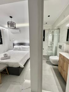 Postel nebo postele na pokoji v ubytování Trinity Suites