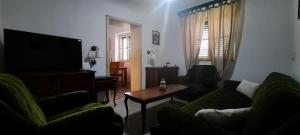 Sala de estar con 2 sofás y TV en Villa Gitta en Vela Luka