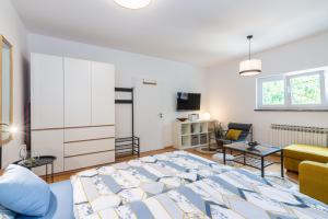 a bedroom with a large bed in a room at Apartment Giardino, Ika-Opatija in Opric
