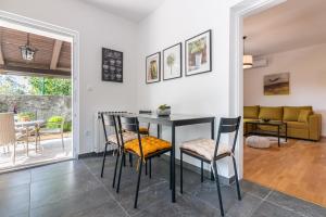 a dining room with a table and chairs at Apartment Giardino, Ika-Opatija in Opric
