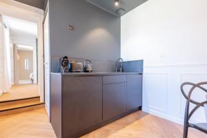 a kitchen with a sink and a counter top at Le Cosy Chic . Proche gare . Centre-ville Mâcon . Neuf . Climatisation . Design . Wifi . in Mâcon