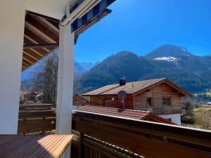 a balcony of a house with mountains in the background at Edelweiss - fewo-badhindelang in Bad Hindelang