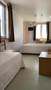 Postel nebo postele na pokoji v ubytování WEAA Hotel