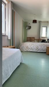 Postel nebo postele na pokoji v ubytování WEAA Hotel
