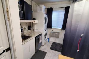 een kleine keuken met een koelkast en een fornuis bij 1 Bedroom Mini Apartment in Otay Ranch in Chula Vista