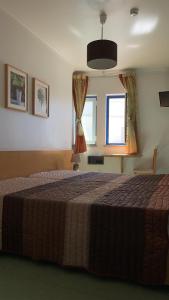 Postel nebo postele na pokoji v ubytování WEAA Hotel
