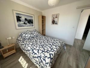 Postel nebo postele na pokoji v ubytování Appartement de l'oursinière 4/6 pers vue mer
