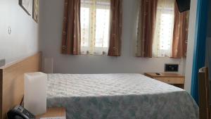 Postel nebo postele na pokoji v ubytování WEAA Hotel