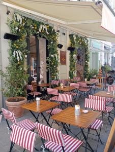 un patio esterno con tavoli, sedie e arco floreale di COVO DI LEVANTE a La Spezia