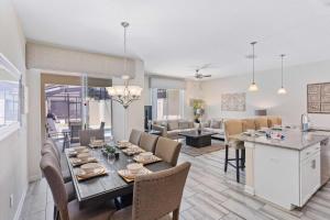 Un comedor y una sala de estar con mesa y sillas. en 4813 Crusoe Street, en Kissimmee