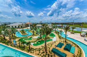 una vista aérea de la piscina del resort en 4813 Crusoe Street, en Kissimmee