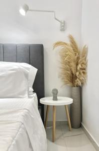 Postel nebo postele na pokoji v ubytování Trinity Suites