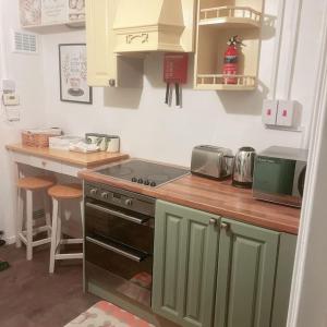 uma cozinha com um fogão e uma bancada em Floss Cottage em Matson