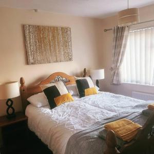 um quarto com uma cama grande e 2 almofadas em Floss Cottage em Matson