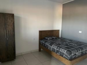 ein Schlafzimmer mit einem Bett und einem Schrank in der Unterkunft Casa de temporada Stracini in Taquaritinga