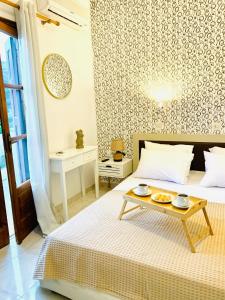 Un pat sau paturi într-o cameră la Skopelos Inn