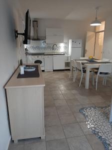 Kuchyň nebo kuchyňský kout v ubytování Cosy, sea view apartment Porat