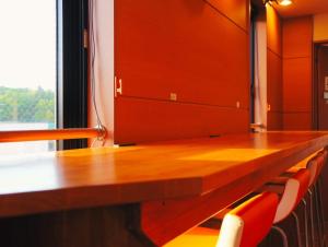 een conferentieruimte met een houten tafel en stoelen bij HataraColiving - Vacation STAY 24095v in Chichibu