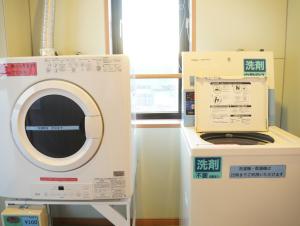 een wasmachine en een wasmachine in de kamer bij HataraColiving - Vacation STAY 24092v in Chichibu