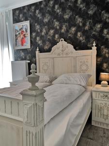 a white bed in a bedroom with a black wall at Sun Towers EXspanse apartament 3 pokoje in Świnoujście