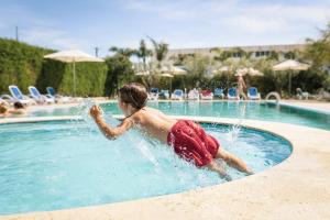 Bazén v ubytování Hotel Neptuno nebo v jeho okolí