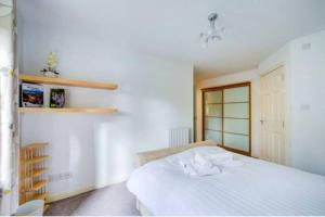 Katil atau katil-katil dalam bilik di Lovely 2 BDR apartment in Dalry / near Haymarket