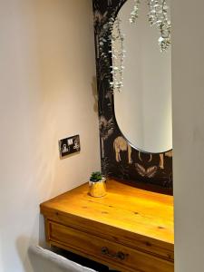 a dressing room with a mirror and a wooden dresser at Bay Horse in York