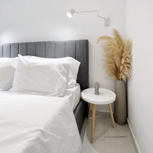 Postel nebo postele na pokoji v ubytování Trinity Suites