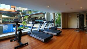 Fitnes oz. oprema za telovadbo v nastanitvi ASTON Jambi Hotel & Conference Center