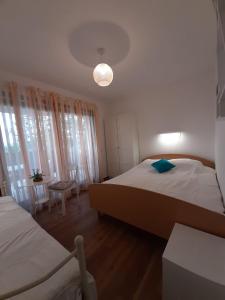 Postel nebo postele na pokoji v ubytování Cosy, sea view apartment Porat