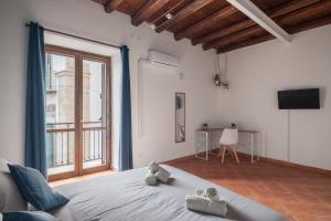 een slaapkamer met een groot bed en een groot raam bij Suk Ballarò House in Palermo