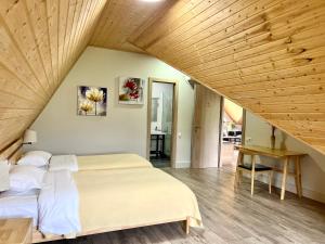 1 dormitorio con cama y techo de madera en Begaso Family Winery en Kvareli