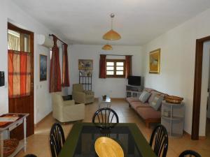 een woonkamer met een bank en een tafel bij Gli Ulivi in Alghero