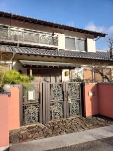 una casa con una puerta y una valla en Guesthouse Tosa Hanare - Vacation STAY 14262 en Kochi