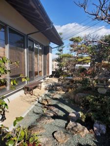un jardín frente a una casa con rocas en Guesthouse Tosa Hanare - Vacation STAY 14262 en Kochi
